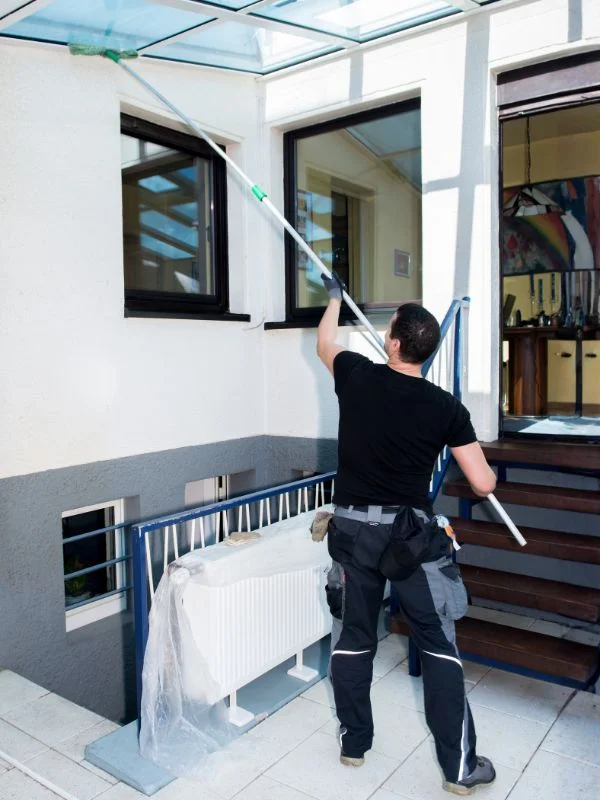 Professionelle Glas- und Rahmenpflege