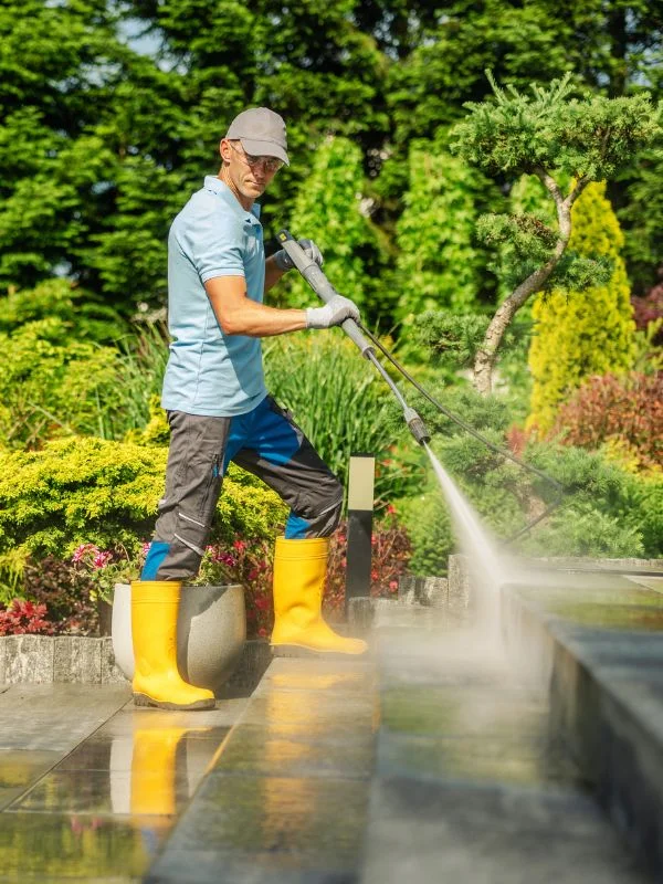 Terrassenreinigung für perfekte Außenflächen